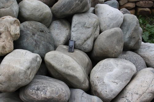 Речной валун Кабанчик фр.300-500 мм.  купить в Санкт-Петербурге крупный природный камень галька серый, темно-серый речной валун галечник масштабный 7000 руб/т   фото 