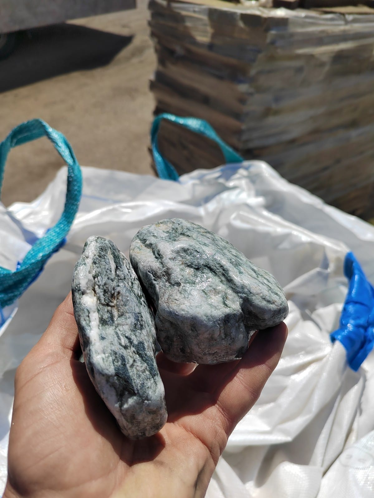 фото Галтованный жадеит (фр. 70-100 мм)  купить в Санкт-Петербурге в интернет-портале 