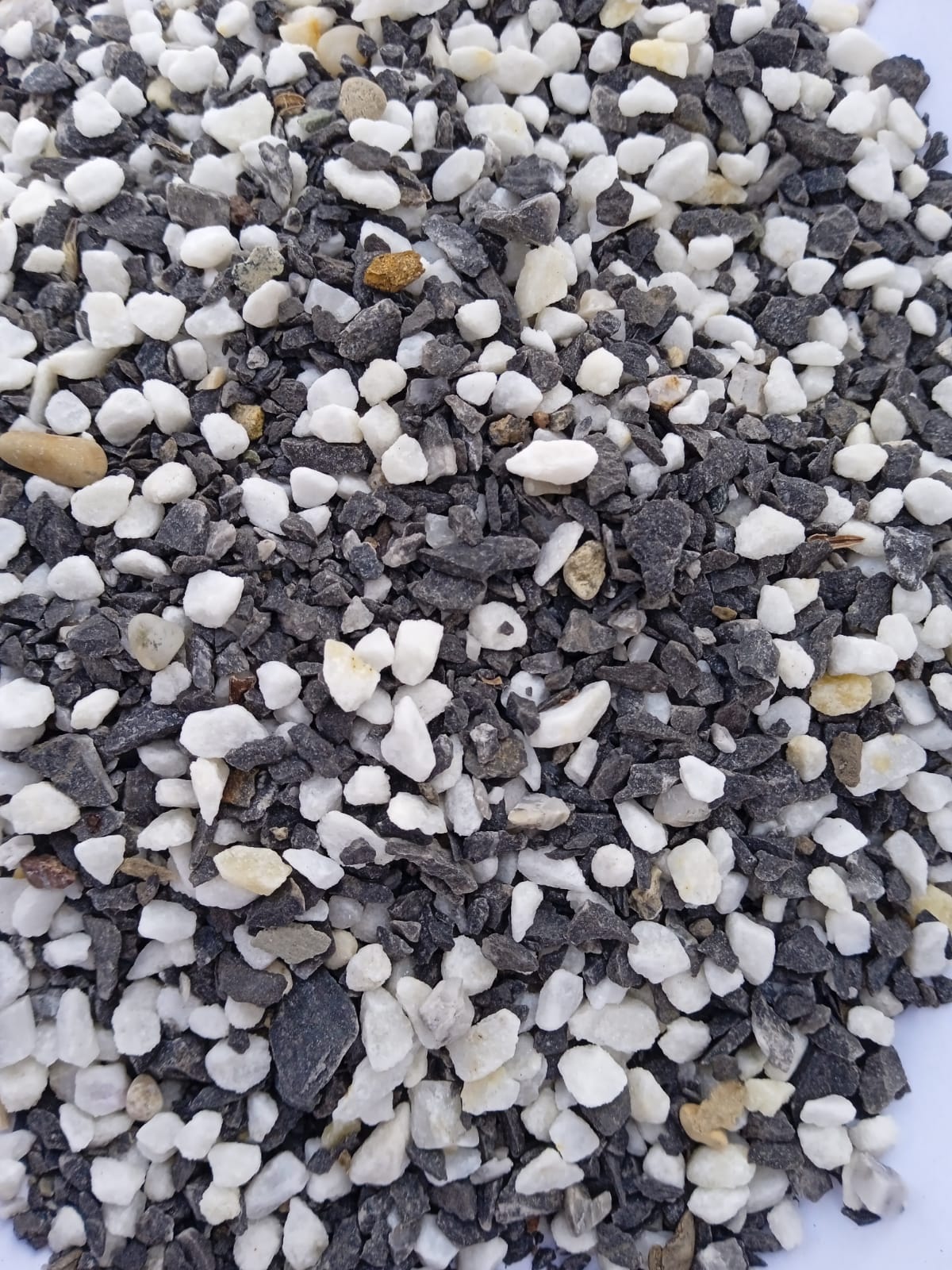  Мраморная галька (щебень галтованный микс:белый-черный-розовый-медовый) фр.5-10 мм.  купить  в Санкт-Петербурге мрамор белый, медовый, черный, розовый мраморный галтованный щебень декоративный ландшафтный 14500 руб/т   фото 