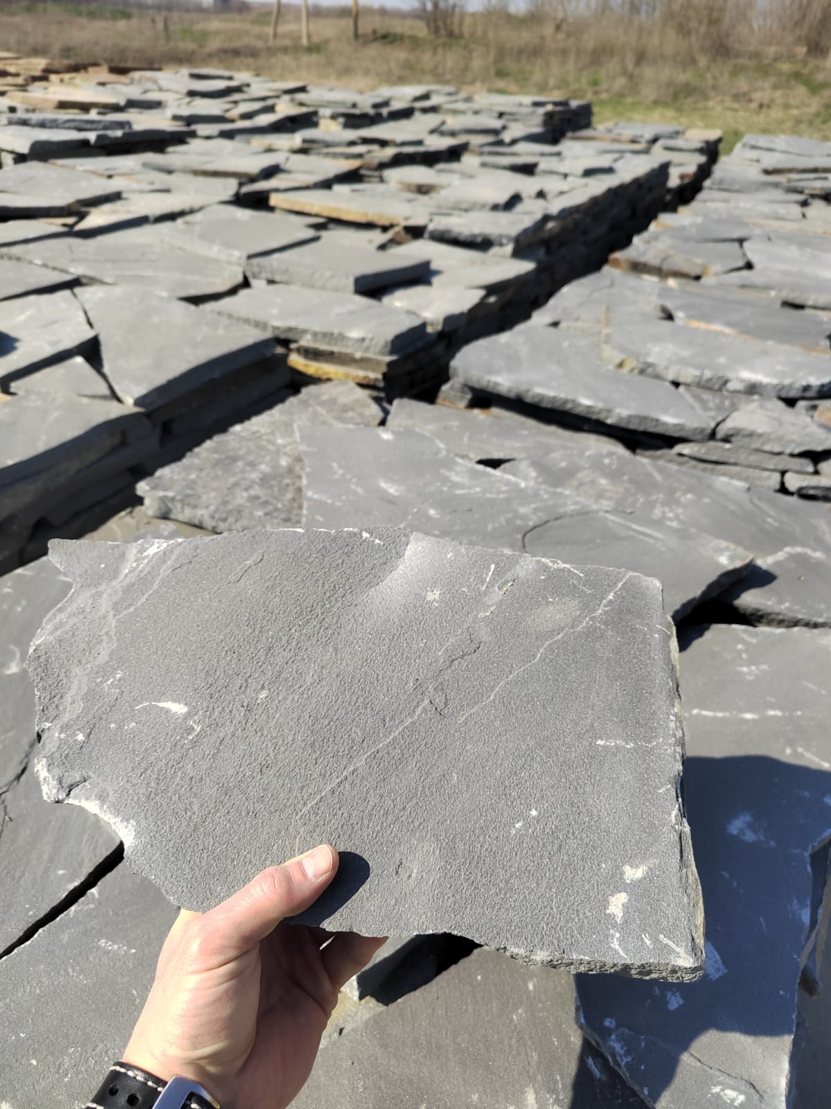 Песчаник пластушка светло-серый (2,0 см)  купить  в Санкт-Петербурге плитняк- ластушка светло-серый, серый рваный ландшафтный плитняк колотый 7 500 руб/м3   фото 