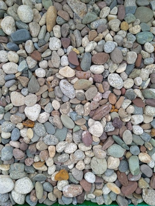  Галька горная речная окат (цветная) фр. 20-40 мм. купить   в Санкт-Петербурге галька речная серый синий бежевый белый окатанная речная галька ландшафтная 5000 руб/т   фото 