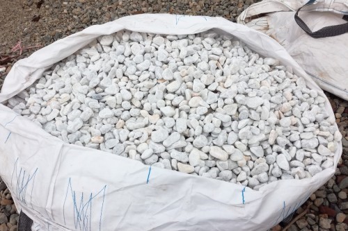  Галька белая мраморная (щебень галтованный белый), фр.20-40 мм.  купить  в Санкт-Петербурге мрамор белый бежевый молочный мраморный щебень декоративный 14500 руб/т   фото 