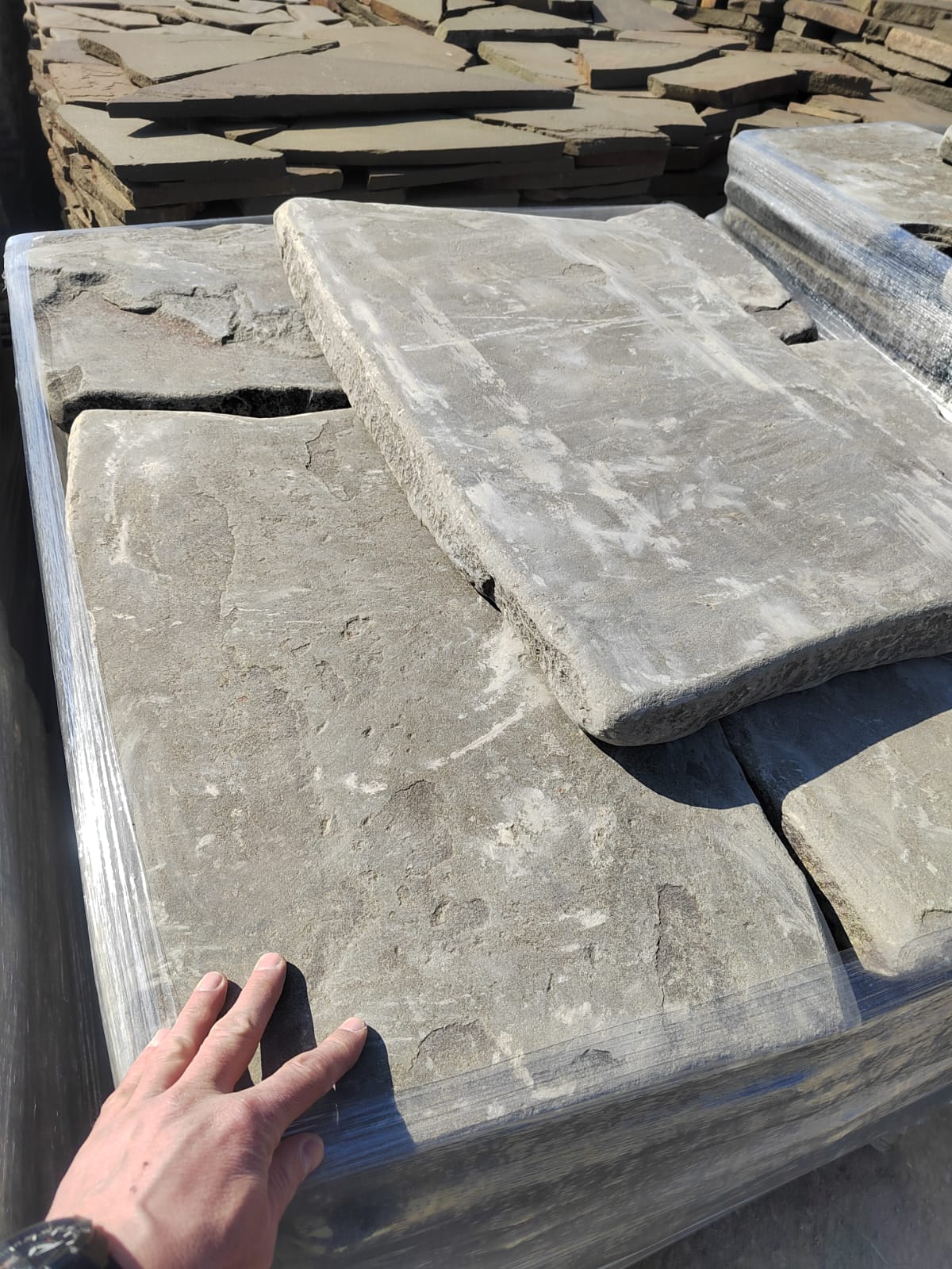 Песчаник пластушка галтованная светло-серая (3,0 см)  купить  в Санкт-Петербурге песчаник светло-серый, серый ландшафтный камень рваный колотый 12 000 руб/м3   фото 