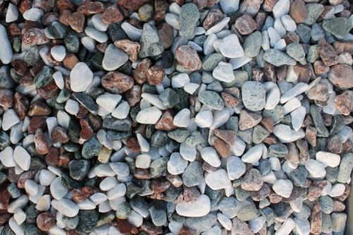  Микс разноцветной гальки (щебень галтованный микс:белый-зеленый-розовый) фр.20-40 мм.  купить  в Санкт-Петербурге мрамор белый, зеленый, розовый мрамор декоративный (галтовка) 14500 руб/т   фото 