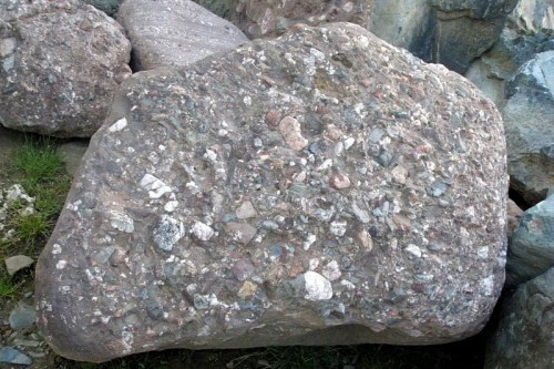  Конгломераты фр. 300-1000 мм.  купить в Санкт-Петербурге кварц мрамор диабаз коричневый, серый зеленоватый речной валун крупный 6500 руб/т   фото 