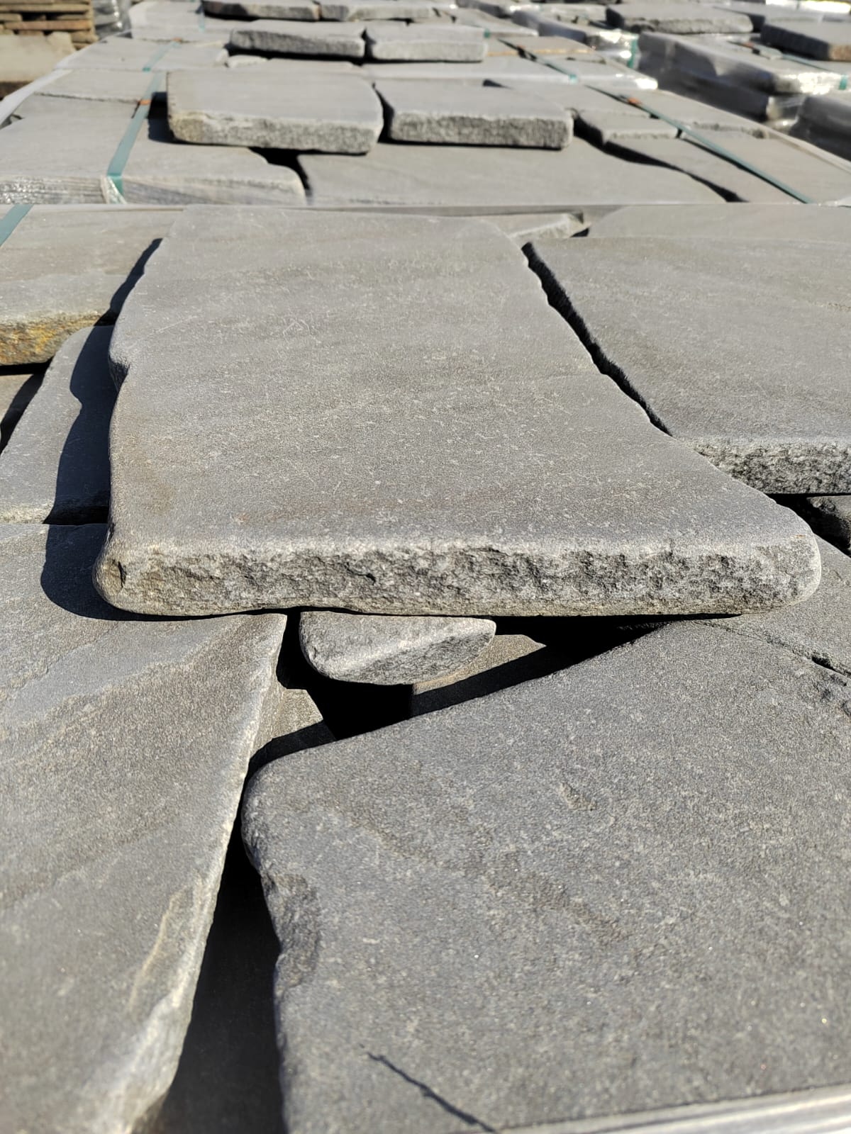 Песчаник галтованный для облицовки (фр. 2-5 см)  купить  в Санкт-Петербурге песчник рыжий желтый серый песчаник окатанный речной 6 000 руб/т   фото 