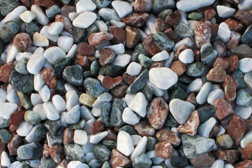 Микс разноцветной гальки  (щебень галтованный микс:белый-черный-розовый) фр.40-70 мм.  купить  в Санкт-Петербурге мрамор белый, черный розовый декоративный щебень галтованный 14500 руб/т   фото 