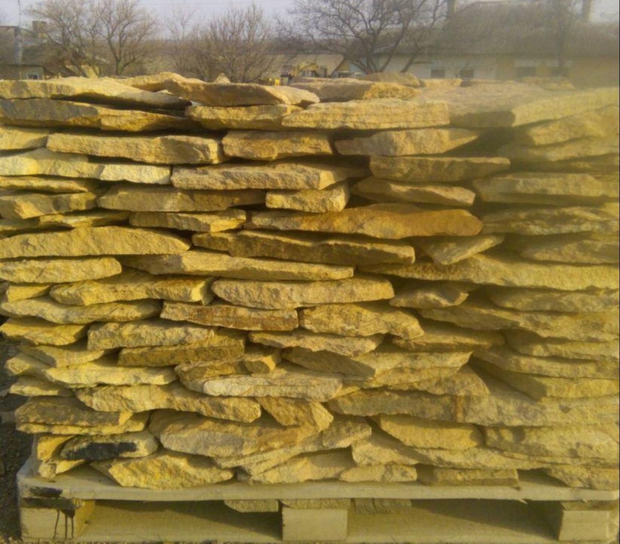 Песчаник пластушка "фонтанка" желтая (3,0 - 5,0 см)  купить  в Санкт-Петербурге песчаник желтая, рыжий, желтый песчаник колотый рваный со сколом облицовочный 8 500 руб/м3   фото 