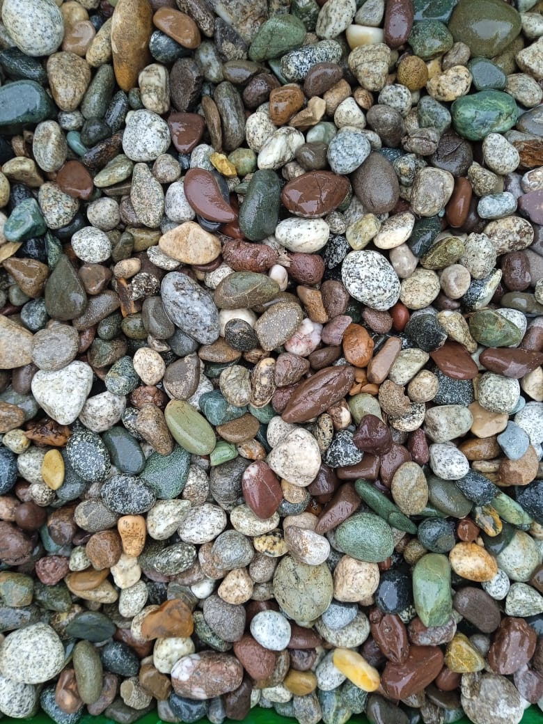  Галька горная речная окат (цветная) фр. 20-40 мм. купить   в Санкт-Петербурге галька речная серый синий бежевый белый окатанная речная галька ландшафтная 5000 руб/т   фото 