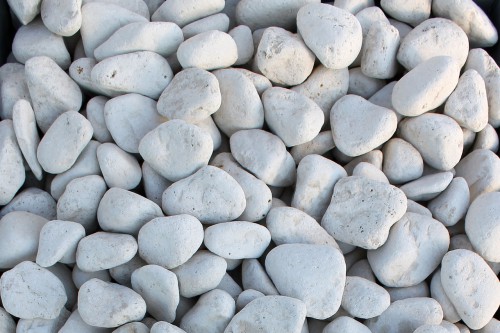  Белая галька мраморная (щебень галтованный белый) фр.40-70 мм.  купить  в Санкт-Петербурге мрамор белый молочный айвори окатанный округлый природный камень 15000 руб/т   фото 
