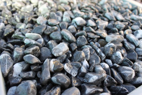  Черная галька с прожилками (галтованный черный мрамор) фр.10-20 мм.  купить  в Санкт-Петербурге мрамор черный с белыми прожилками, черный, белый окатанный округлый ландшафтный декоративный щебень 13500 руб/т   фото 