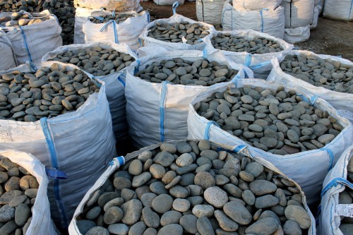 Kamenclub.ru: Галька речная плоская (темно-серая) фр. 100-200-300 мм. купить   в  Санкт-Петербургегалька речная плоская темно-серый, серый, синий речной галечник плоский 6000 руб/т   фото КАМЕНЬ КЛУБ