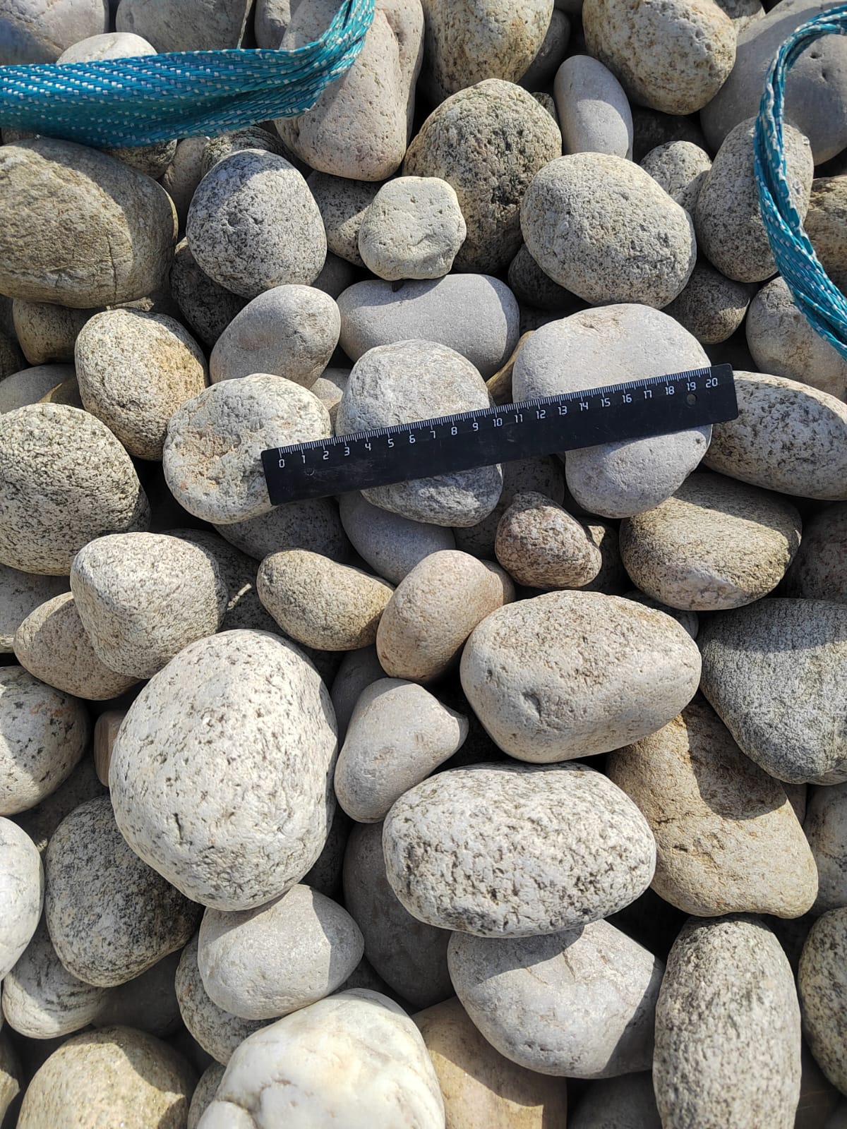  Галька речная окат (серо-белая) фр. 70-120 мм купить   в Санкт-Петербурге галька галечник бело-серая, серо-белая, серая, белая речная природная галька  5500 руб/т   фото 