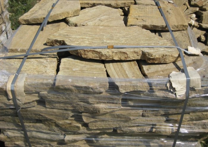  Песчаник пластушка желтый с рисунком (3 см)  купить  в Санкт-Петербурге песчаник желтый с рисунком, рыжий, желтый песчаник пластушка ландшафтная рваная 8 500 руб/м3   фото 