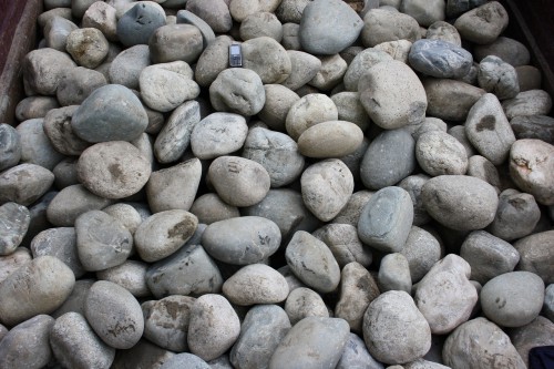 Речной валун (Ассорти) фр.100-300 мм.  купить в Санкт-Петербурге галечник серый, темно-серый, светло-серый речная галька крупных размеров 4200 руб/т   фото 