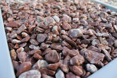  Розовая мраморная галька (щебень галтованный розовый) фр.10-20 мм.  купить  в Санкт-Петербурге мрамор розовый, красный ландшафтный декоративный окатанный округлый щебень 13500 руб/т   фото 