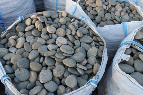 Kamenclub.ru: Галька речная плоская (ассорти) фр. 100-200-300 мм купить   в  Санкт-Петербургегалька галечник природный серый, белый темно-серый синий рыжий светло-серый природная галька плоская крупная 5500 руб/т   фото КАМЕНЬ КЛУБ