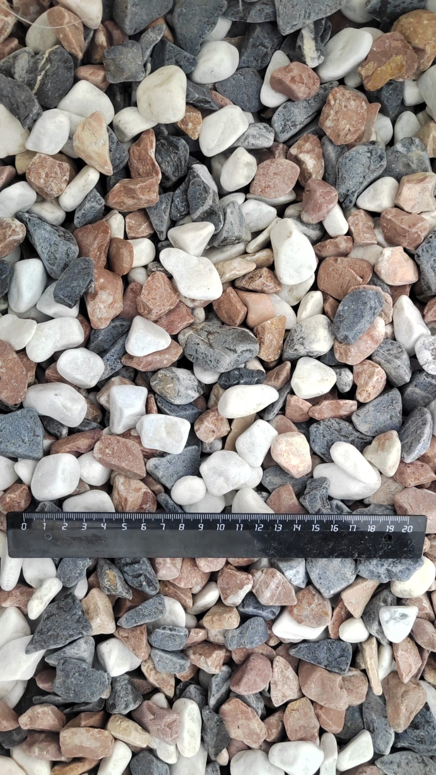  Микс разноцветной гальки (щебень галтованный микс:белый-зеленый-розовый) фр.20-40 мм.  купить  в Санкт-Петербурге мрамор белый, зеленый, розовый мрамор декоративный (галтовка) 14500 руб/т   фото 