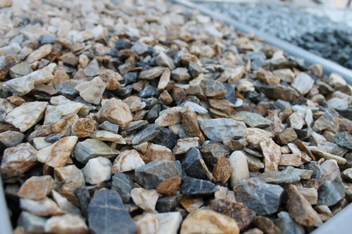  Мраморная крошка (щебень крошка медовый), фр. 10-20 мм.  купить  в Санкт-Петербурге песчаник бежевый, серый каменная ландшафтная крошка  9900 руб/т   фото 