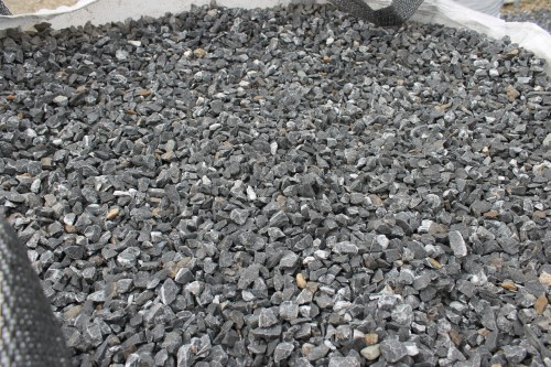  Щебень крошка черный (мрамор) фр. 10-20 мм.  купить  в Санкт-Петербурге мрамор черный с белыми прожилками, черный, белый каменная ландшафтная декоративная крошка щебня 9000 руб/т   фото 