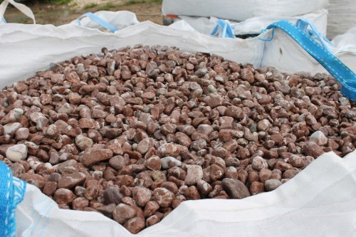  Розовая мраморная галька (щебень галтованный розовый) фр.10-20 мм.  купить  в Санкт-Петербурге мрамор розовый, красный ландшафтный декоративный окатанный округлый щебень 13500 руб/т   фото 