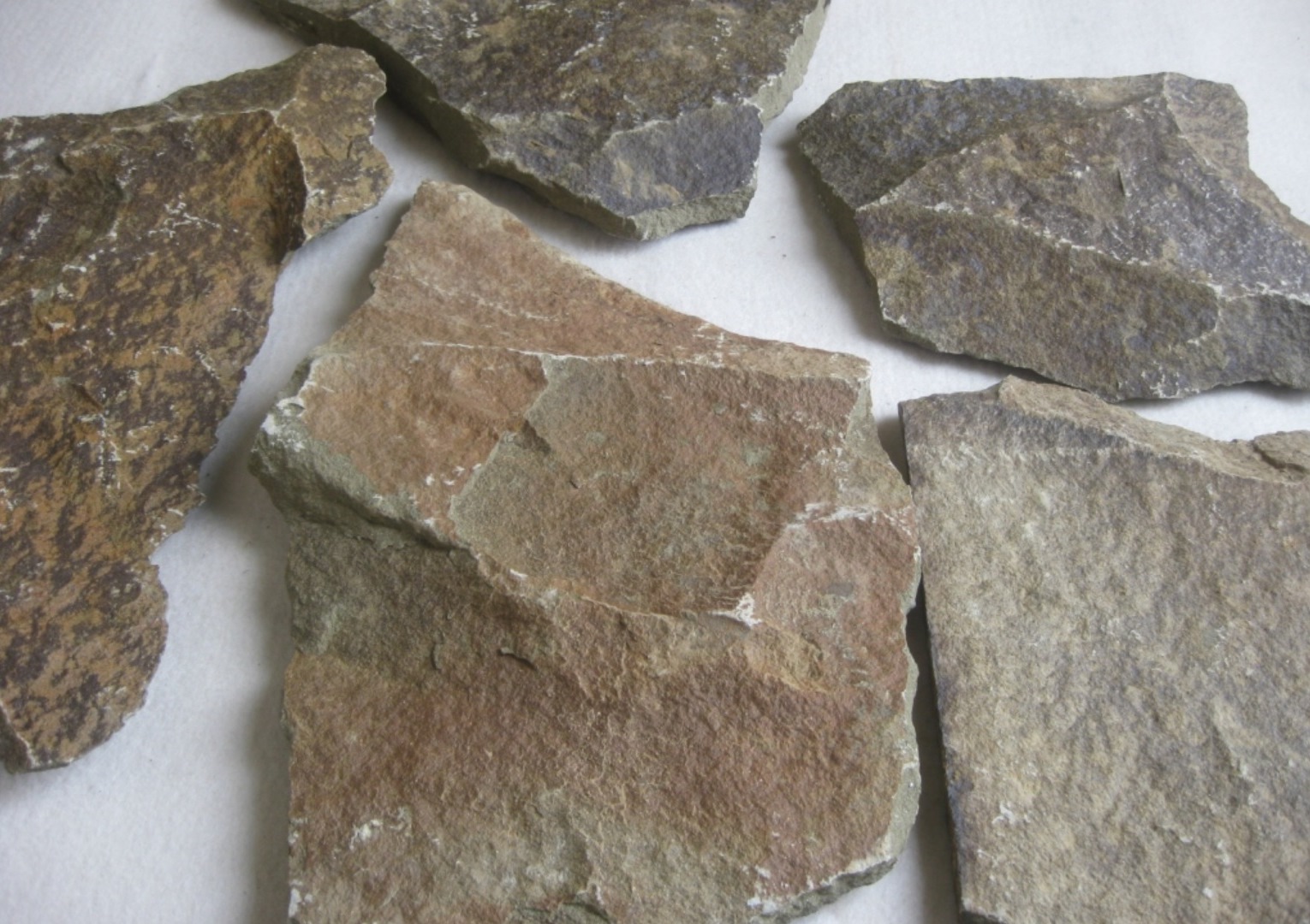 Песчаник пластушка "фонтанка" серо-зеленая (3,0-5,0 см)  купить  в Санкт-Петербурге песчаник серо-зеленая колотые плитки облицовочные пластушки 8 500 руб/м3   фото 