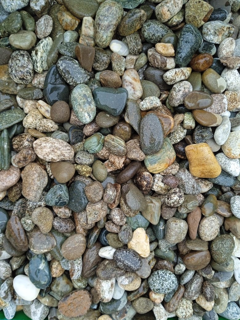  Галька горная речная окат (цветная) фр. 20-40 мм. купить   в Санкт-Петербурге галька речная серый синий бежевый белый окатанная речная галька ландшафтная 5000 руб/т   фото 