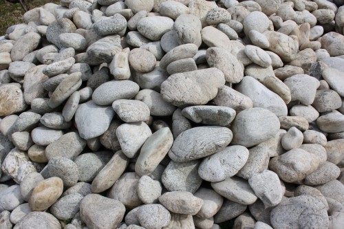  Бело-серый валунчик фр.100-300 мм.  купить в Санкт-Петербурге крупный камень для ландшафта серый, белый бело-серый валун крупная галька 4500 руб/т   фото 