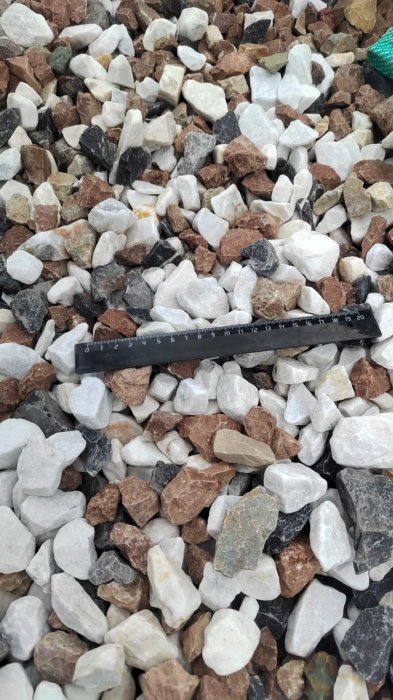  Мраморная крошка (щебень крошка микс : белый-черный-розовый) фр. 20-40 мм.  купить  в Санкт-Петербурге мрамор белый, черный, розовый декоративная ландшафтная крошка 9500 руб/т   фото 