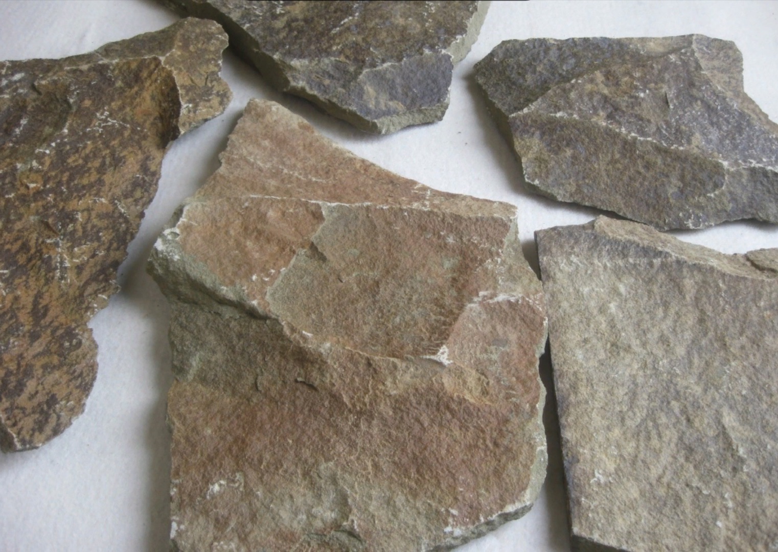 Песчаник пластушка "фонтанка" серо-зеленая (3,0-5,0 см)  купить  в Санкт-Петербурге песчаник серо-зеленая колотые плитки облицовочные пластушки 8 500 руб/м3   фото 