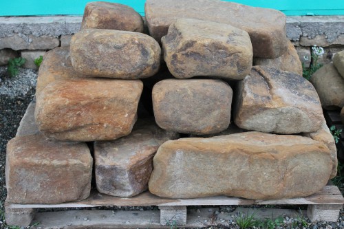  Песчаник для строительства и кладки (фр. 200-400 мм)  купить  в Санкт-Петербурге песчаник бежевый серый рыжий желтый блоки для строительства из песчаника 6500 руб/т   фото 