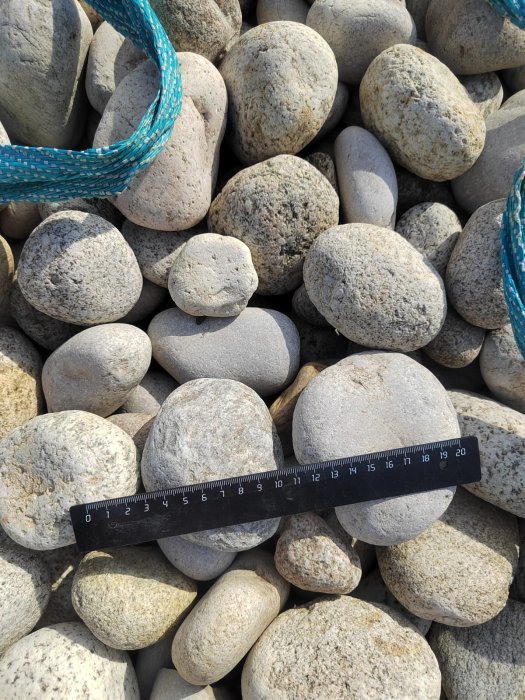  Галька речная окат (серо-белая) фр. 70-120 мм купить   в Санкт-Петербурге галька галечник бело-серая, серо-белая, серая, белая речная природная галька  5500 руб/т   фото 