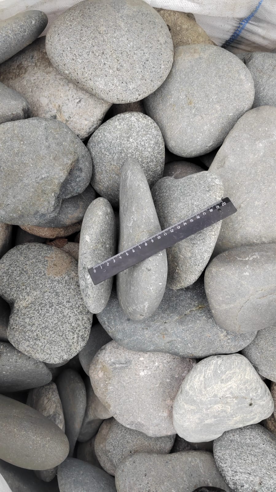 Kamenclub.ru: Галька речная плоская (темно-серая) фр. 70-150 мм. купить   в  Санкт-Петербургегалечник природный темно-серый серый синий речная плоская природная окатанная  7000 руб/т   фото КАМЕНЬ КЛУБ