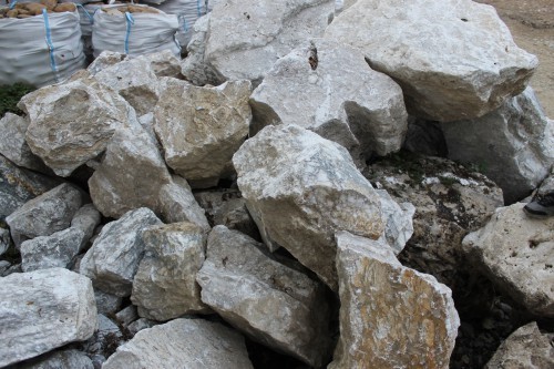  Мраморизированный известняк фр. 100-500 мм.  купить в Санкт-Петербурге известняк серый белый темно-серый сероватый валун природного образования окатанный 7 500 руб/т   фото 